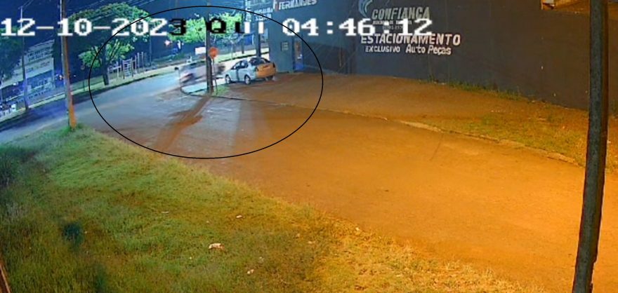 Câmera registra momento em que Fiat Uno atinge poste na Avenida Barão do Rio Branco