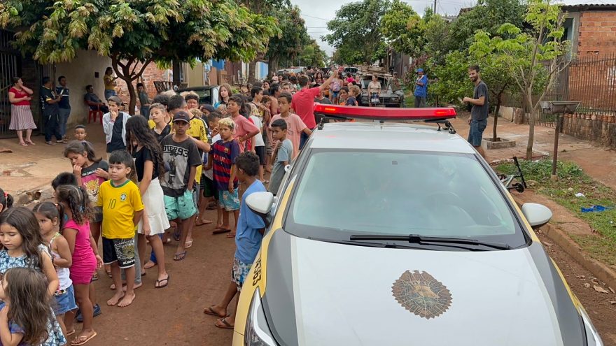 Crianças mostram admiração pela PM e, em ação de aproximação à comunidade, recebem doces do dia das Crianças