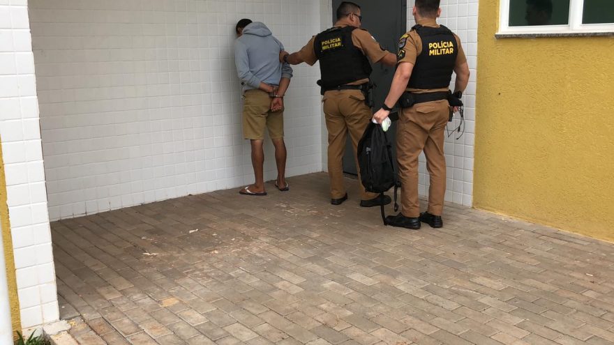 Homem é detido pela PM com drogas na Praça da Bíblia