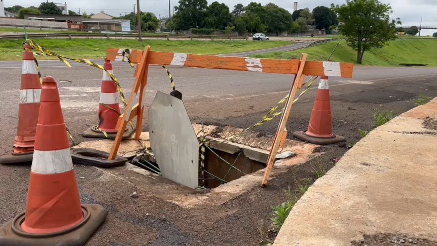 Bueiros abertos às margens da BR-467 trazem grande risco aos pedestres, ciclistas e crianças