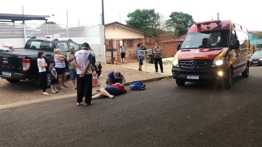 Ciclista passa por cima de bola que foi atirada para o meio da rua e sofre queda