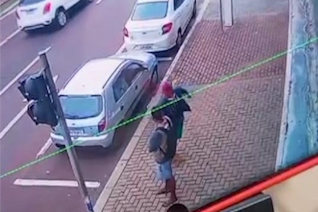 Câmera flagra ladrões de bolsa estourando carro para furtá-la