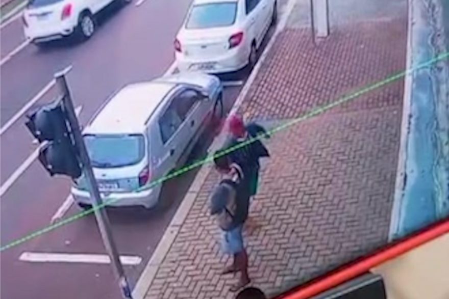 Câmera flagra ladrões de bolsa estourando carro para furtá-la