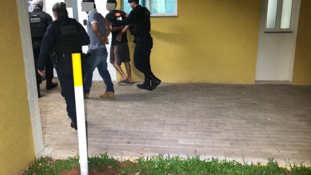 Dupla é detida ao ameaçar casal com facas após briga em bar