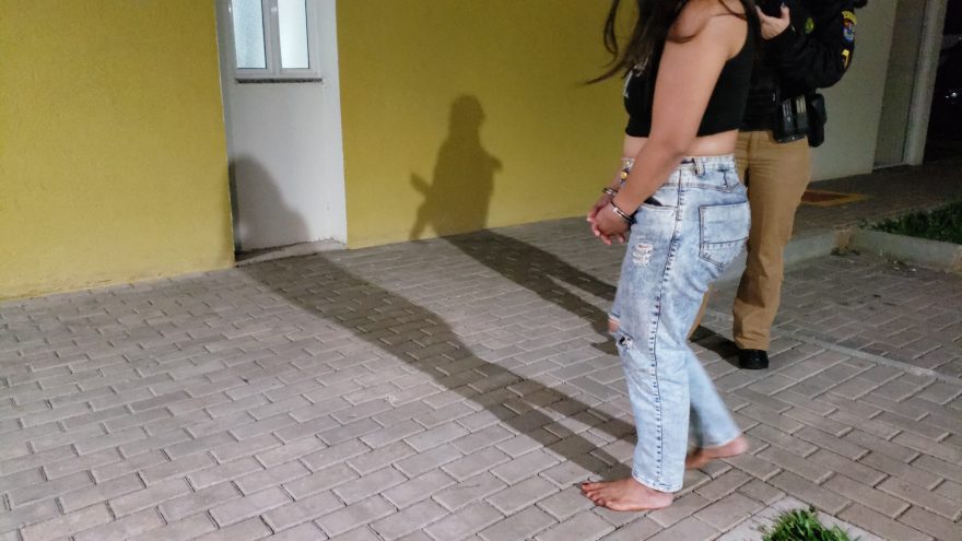 Mulher não se identifica nem para o delegado e permanece detida após desacatar PM em Anahy