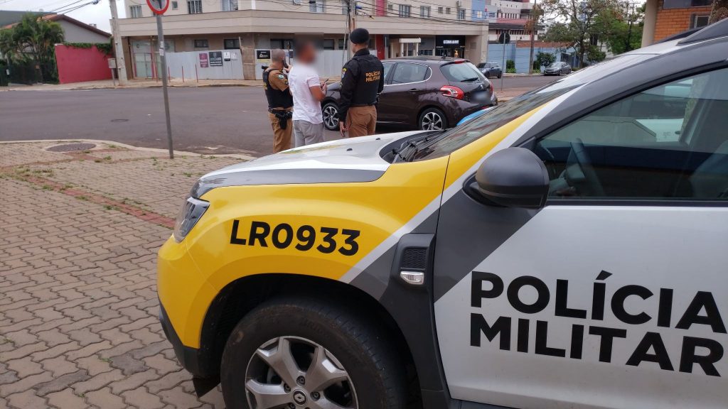 Sextou! Jovem para carro no meio da rua, dorme no volante e é acordado pela Polícia Militar