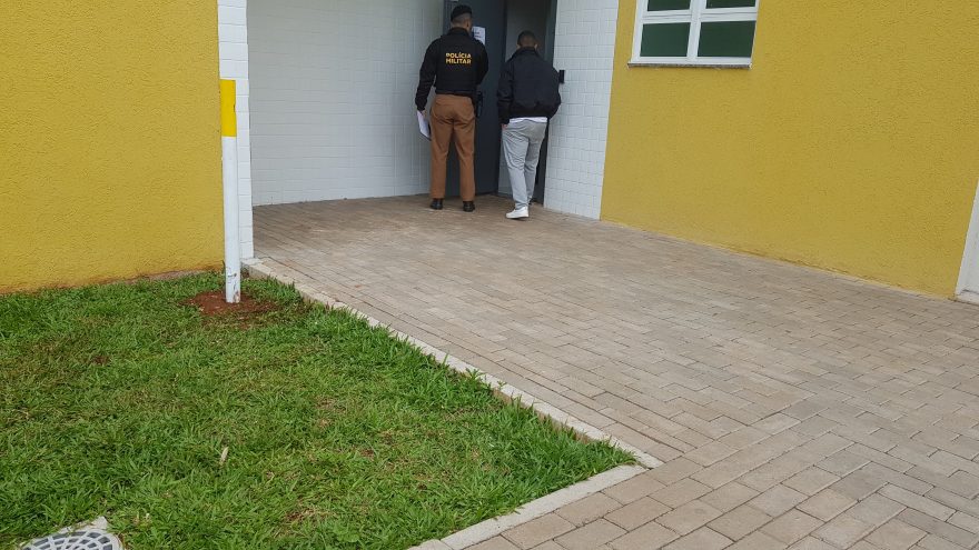 Jovem que foi encontrado dormindo em carro parado no meio da rua é encaminhado à Delegacia