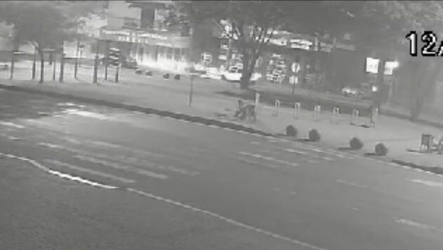 Câmera registra colisão de carro contra poste às margens da BR-467
