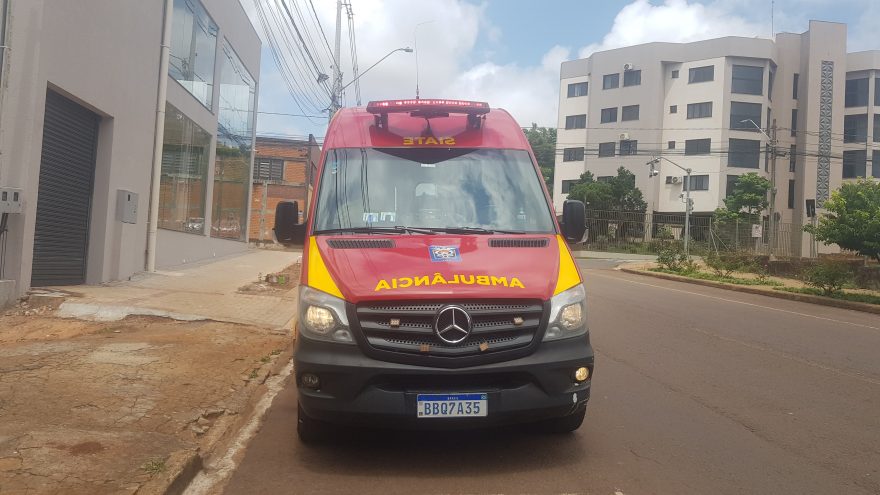 Jovem, de 18 anos, fica ferida após colisão entre carro e moto no Centro