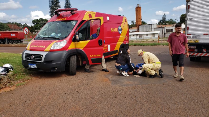 Mulher fica ferida ao sofrer queda de moto às margens da BR-277