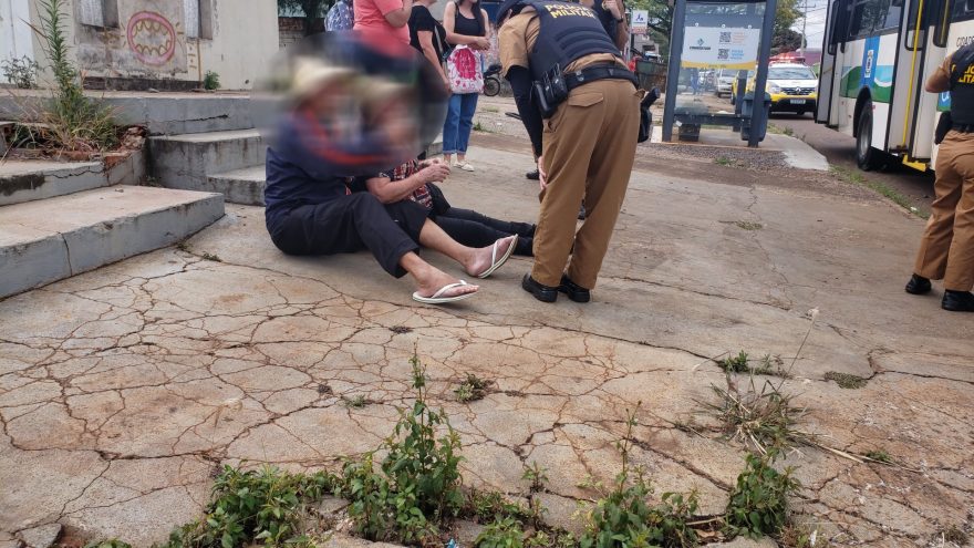 Idoso de 83 anos chama mulher de macaca no ônibus coletivo, apanha da vítima do racismo e é detido pela PM