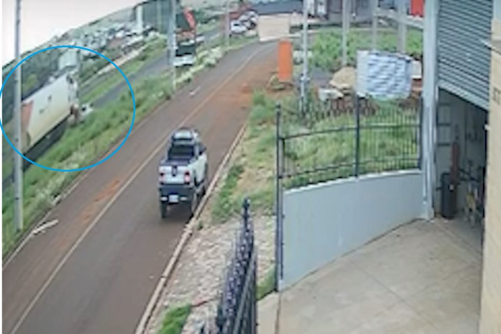 Imagens mostram momentos que antecederam colisão entre caminhão e Gol na BR-467