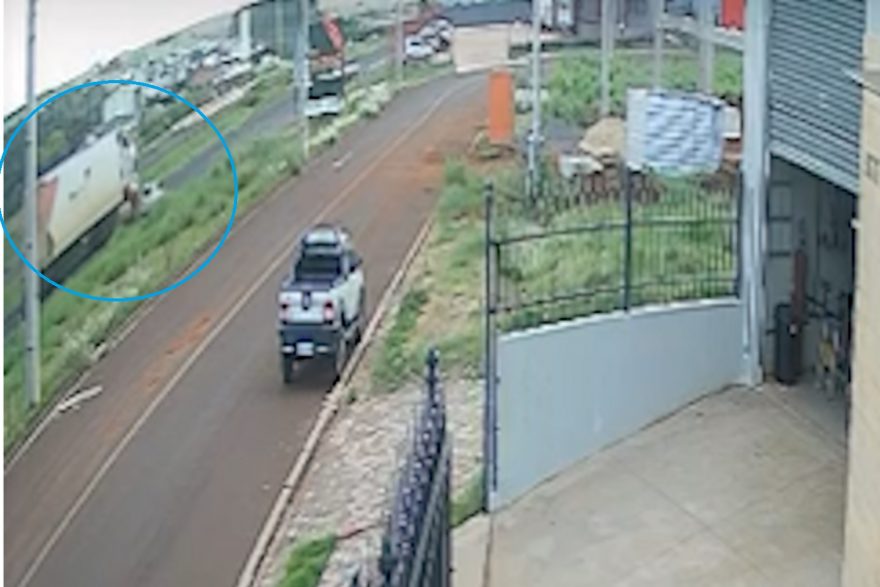 Imagens mostram momentos que antecederam colisão entre caminhão e Gol na BR-467