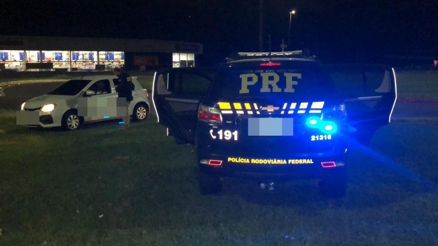 PRF realiza operação de fiscalização de trânsito no Trevo do Guarujá