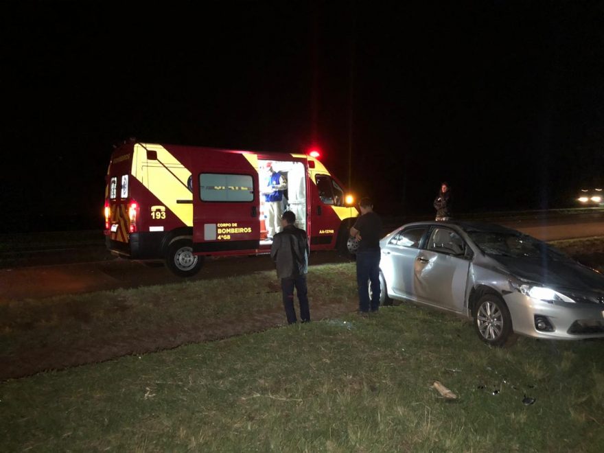 Capotamento deixa mulher e menino feridos na BR-277