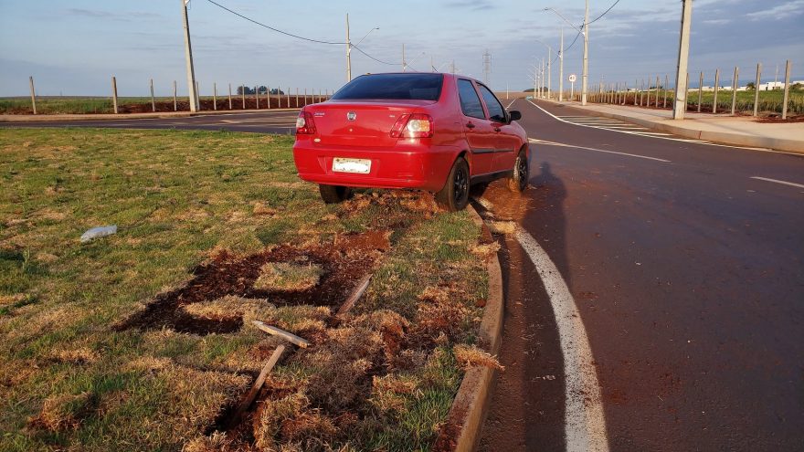 Condutor abandona veículo após passar reto na rotatória