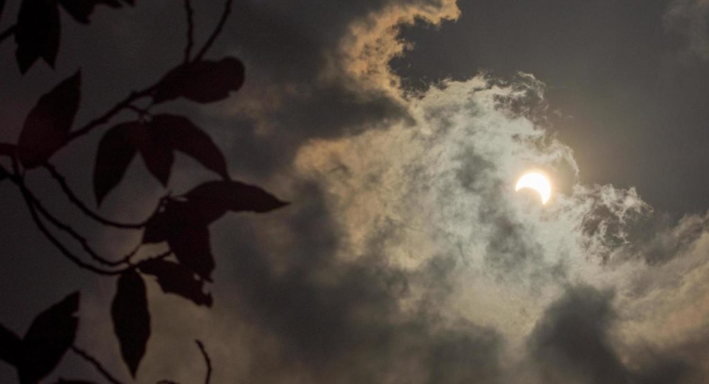 Presença de muitas nuvens pode atrapalhar a observação do eclipse solar neste sábado em Cascavel