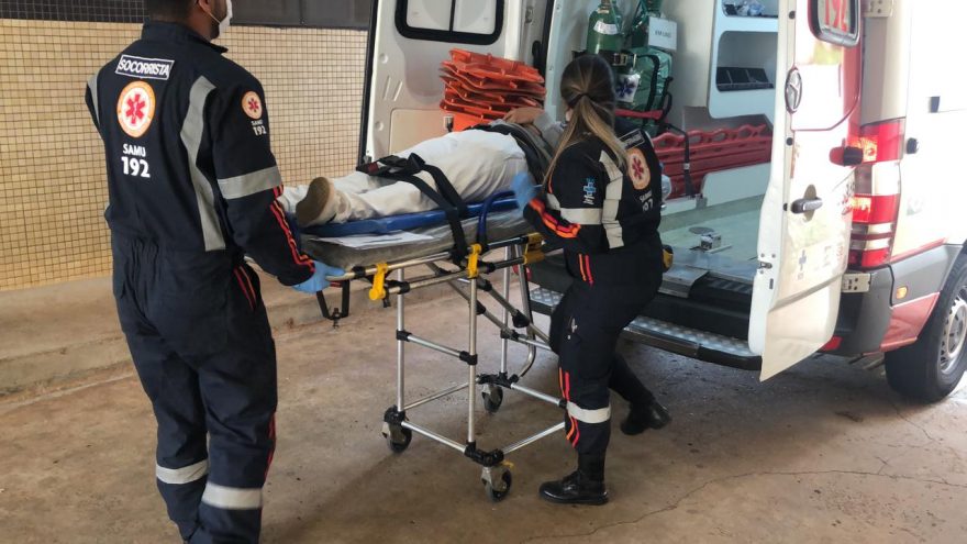 Jovem é encaminhado à UPA após se envolver em colisão entre carro e moto no Centro