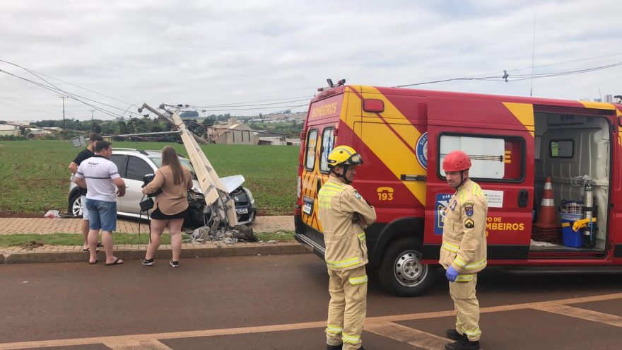Carro derruba poste em forte colisão na rodovia BR-467, em Cascavel