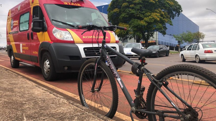 Ciclista fica ferido ao sofrer queda na Avenida Tito Muffato