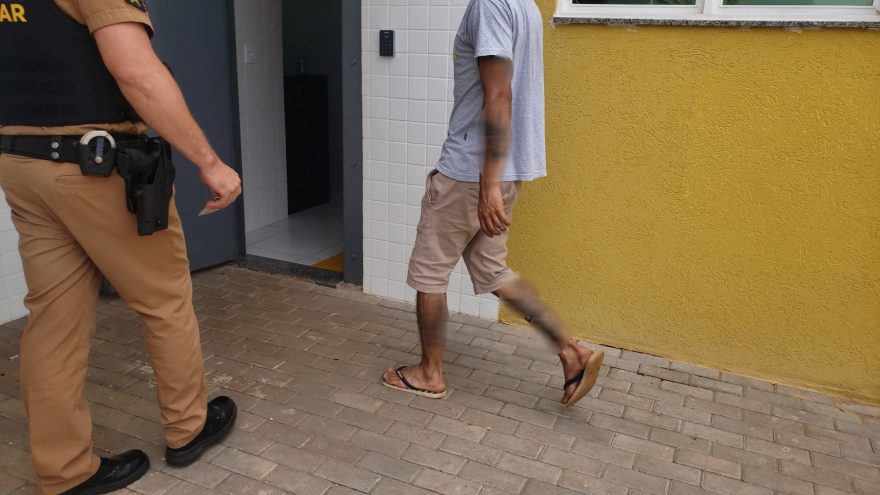 Homem acusado do crime de violência doméstica é detido pela Polícia Militar