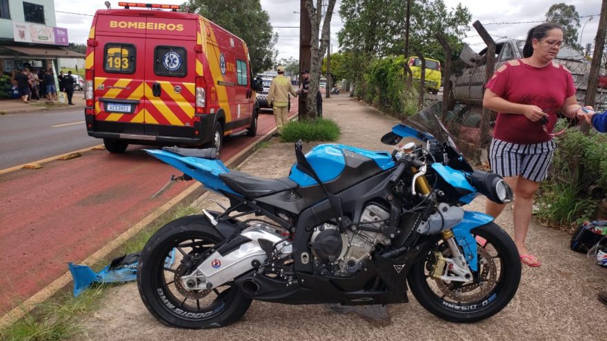 BMW S1000 se envolve em colisão com Cruze no Bairro Santo Onofre