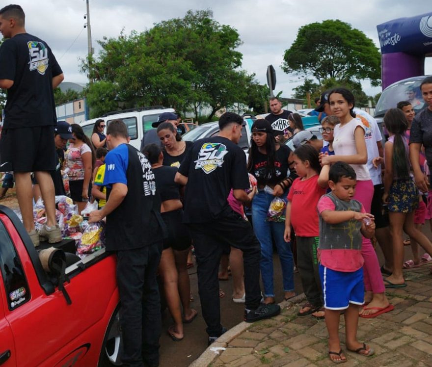 Grupo de carros rebaixados faz entrega de doces para crianças do Cascavel Velho