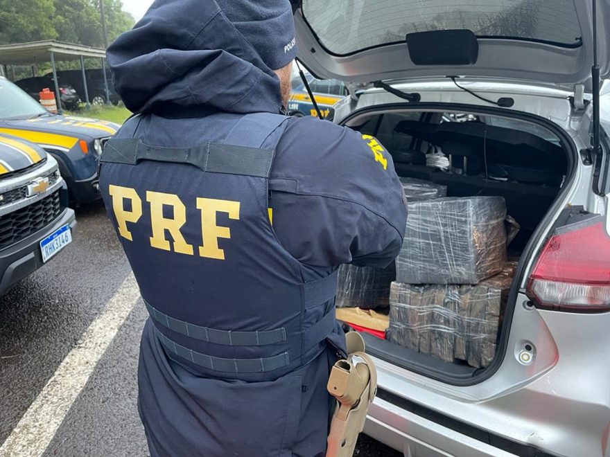 Jovem de 20 anos é presa com veículo roubado carregado com maconha
