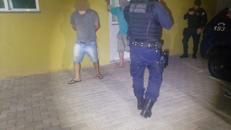 Dois homens são presos por disparo em via pública e porte ilegal de arma de fogo