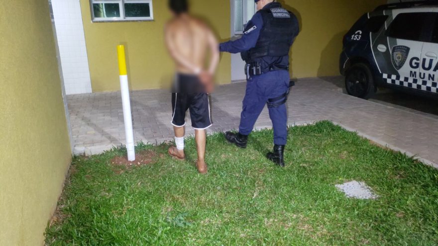 Homem e mulher são presos furtando coluna de aço no Maria Luiza