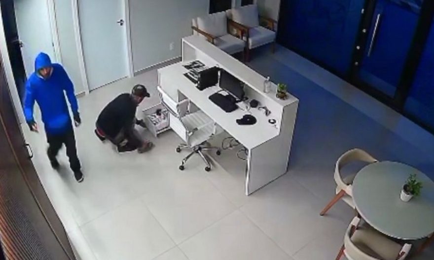 Imagens registram furto em empresa no Centro de Cascavel