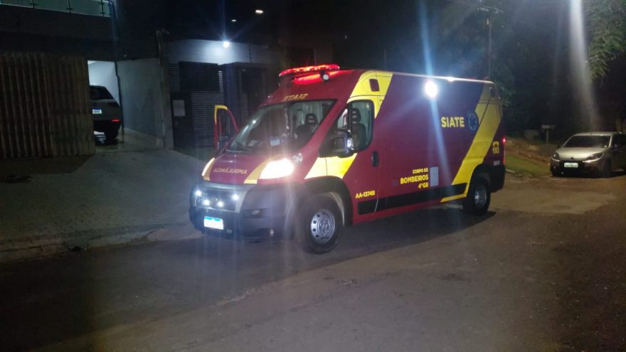 Mulher sofre corte no pé após vidro de box estourar