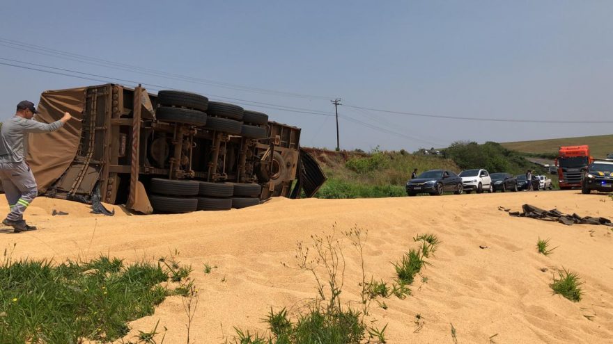 Carreta tomba e deixa rodovia BR-467 parcialmente interditada