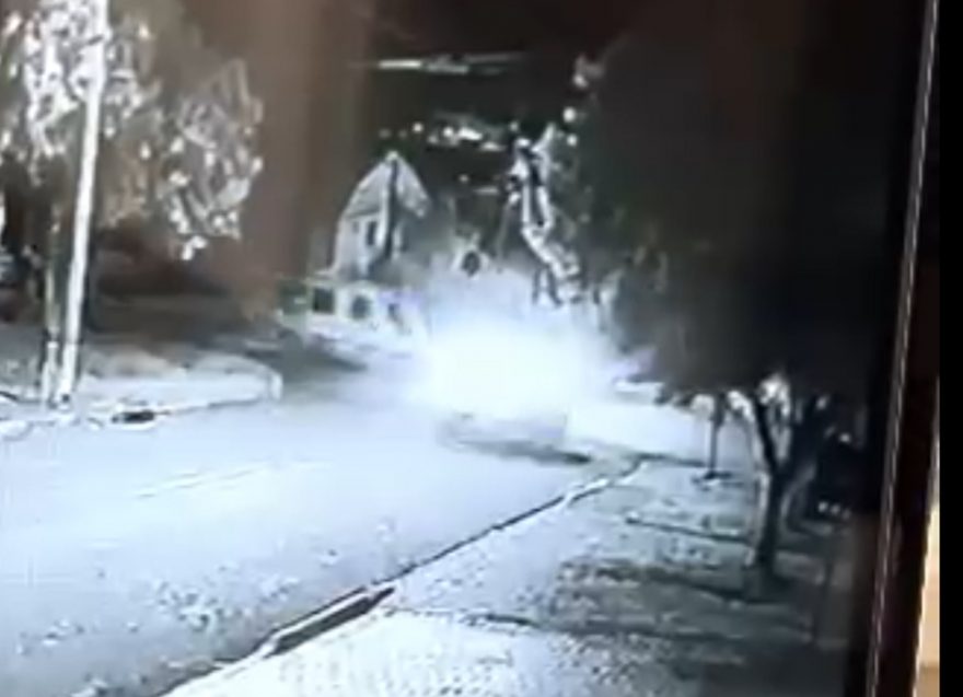 Vídeo registra forte colisão entre Uno e Doblô no Bairro Cataratas