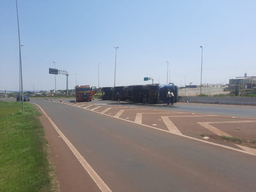 Caminhão tomba no Trevo Cataratas, em Cascavel