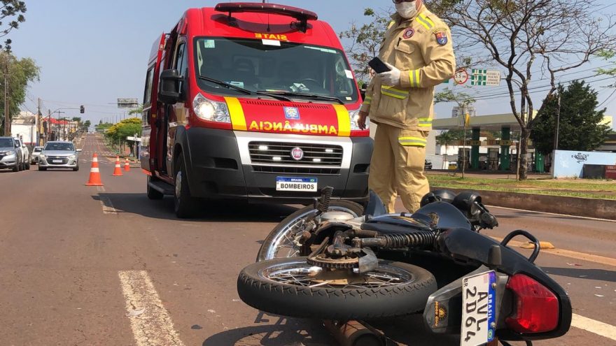 Moto atinge traseira de carro parado no sinal e piloto precisa ser socorrido