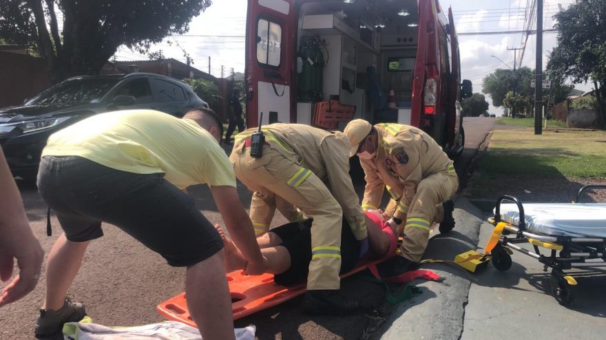 Acidente envolvendo moto e bicicleta deixa três feridos no Bairro Brasília em Cascavel