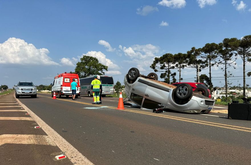 Sandero capota após colisão na BR-277, em Santa Tereza do Oeste