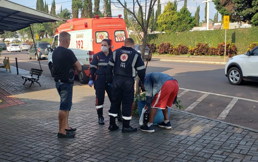 Idoso cai e bate a cabeça na rua; Samu é acionado, mas vítima deixa socorristas falando sozinhos e vai embora
