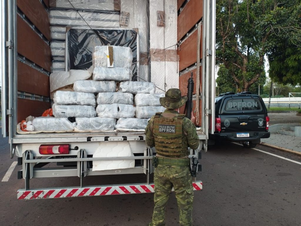 Caminhão carregado com drogas escondidas em meio a colchões é apreendido em Douradina