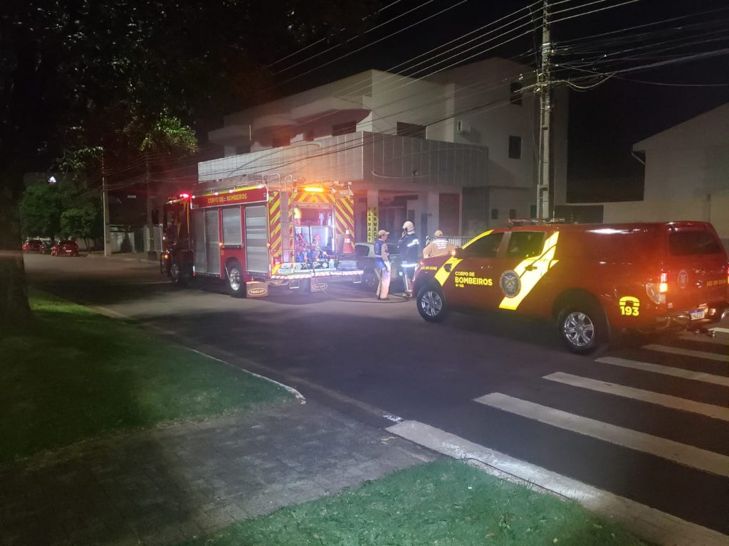 Fogo em entulho de construção mobiliza Corpo de Bombeiros à Rua Pernambuco