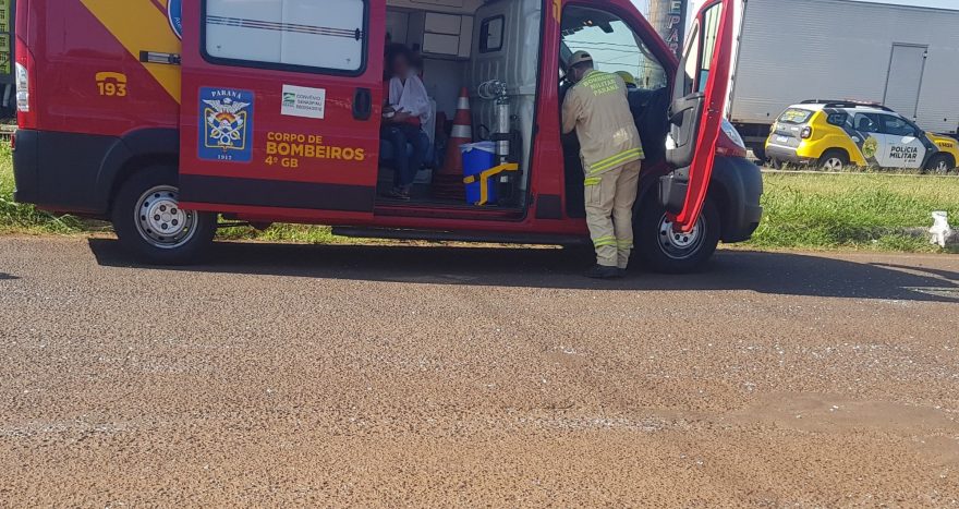 Mulher é atropelada por viatura da PM ao tentar atravessar a rodovia BR-277