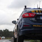 Imagem relativa a Caminhão sai da pista e bate contra base de concreto na BR-277; uma pessoa morre