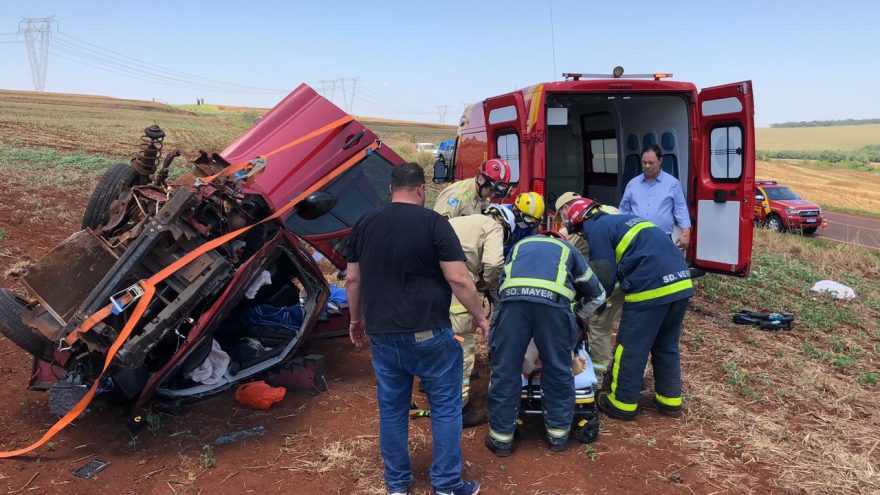 Médico fica ferido em capotamento na rodovia PR-486, em Cascavel