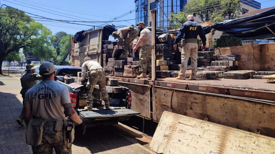 Carreta carregada com toneladas de maconha, fuzis e pistolas é encaminhada à PF de Cascavel