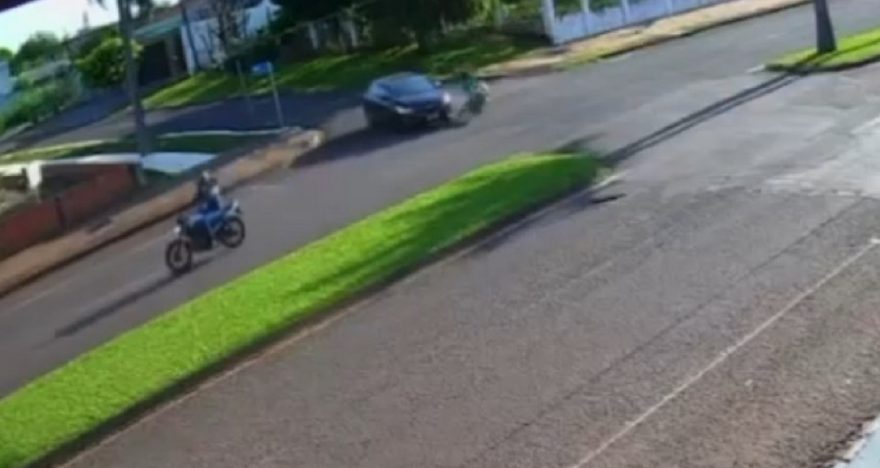 Câmera flagra acidente entre carro e bicicleta no Coqueiral