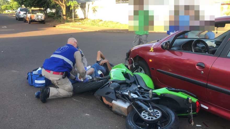 Motociclista sofre fratura exposta em acidente na Rua da Amizade