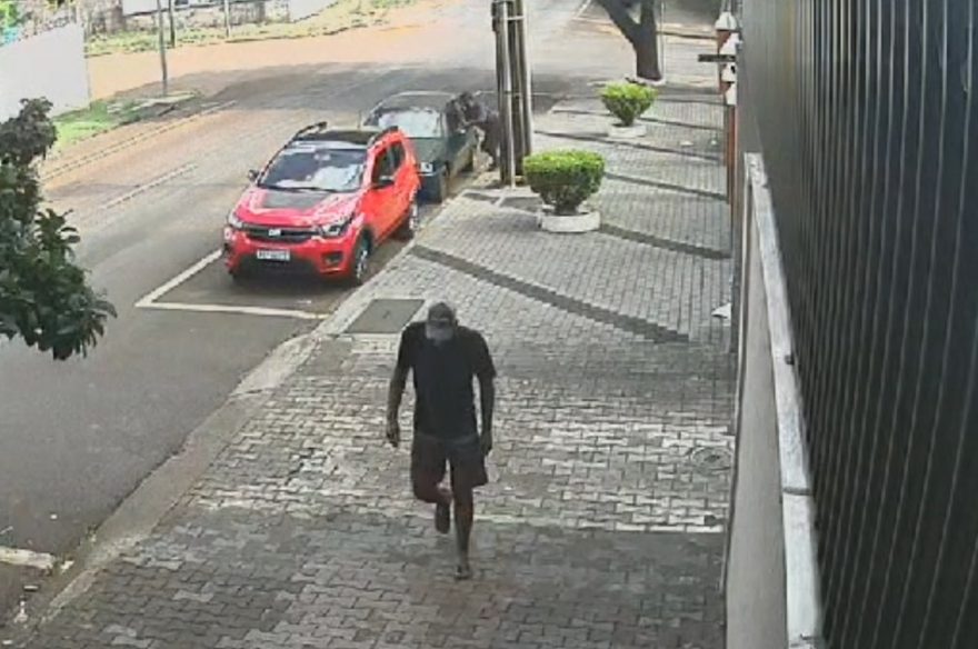 Câmera registra furto de ferramentas de trabalhador em veículo