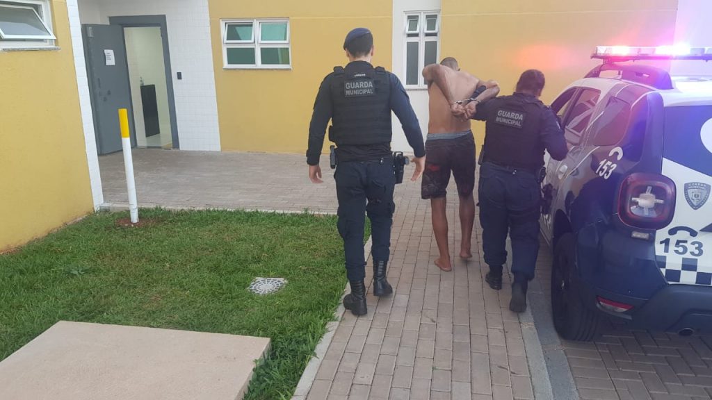 Ladrão é preso estourando vidro de carro quatro dias depois de ser preso estourando vidro de carro