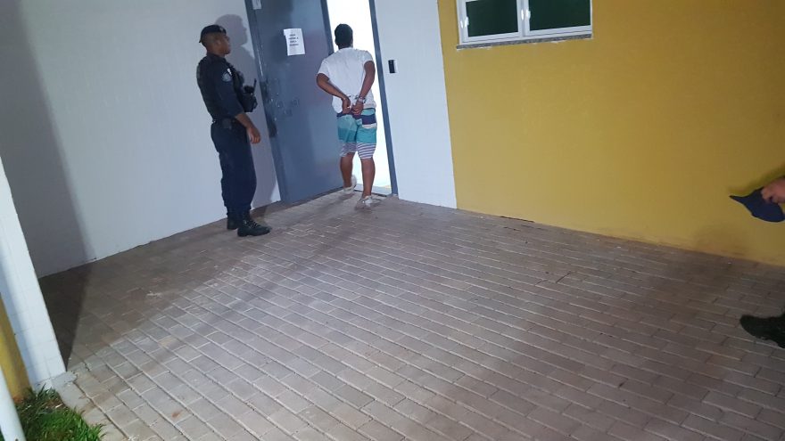 Jovem é preso por tráfico na Praça da Bíblia
